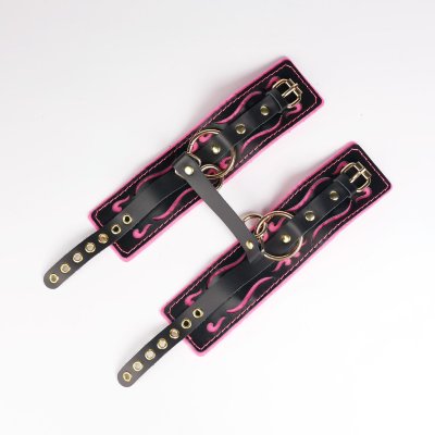 Черные кожаные оковы с розовой строчкой Представляем вам оковы с авторским дизайном , которые станут настоящим украшением вашей коллекции аксессуаров для особых моментов. Эти оковы — это идеальное сочетание роскоши, комфорта и элегантноcти, созданное для тех, кто ценит стиль и безграничные возможности. Изделие выполнено из высококачественной натуральной кожи , которая мягко облегает, обеспечивая комфорт даже при длительном использовании. Особое внимание уделено деталям: надежная стальная фурнитура с золотистым покрытием добавляет конструкции прочности и нотку роскоши, а мягкая подкладка розового цвета с контрастной строчкой делает эти оковы по-настоящему уникальными и запоминающимися. Резные элементы дизайна добавляют изделию особую нежность и утонченность, подчеркивая красоту вашего тела. Регулируемый ремешок из натуральной кожи позволяет идеально подогнать размер под любой обхват щиколотки или запястья (от 24 до 33 см), гарантируя как удобство, так и безопасность использования. В комплект входит прочная соединительная цепочка с двумя надежными карабинами , которые обеспечивают стабильность и контроль. Общая длина изделия составляет 34 см , а каждая манжета имеет размеры 25,5 х 7 см , что делает их универсальными и подходящими для любого типа использования. Упаковка? Она тоже произведение искусства! Оковы доставляются в фирменной упаковке с брендированной деревянной подложкой, которая не только защищает изделие, но и делает его идеальным подарком для особого человека… или для себя любимого(-ой). Страна: Россия. Материал: натуральная кожа.