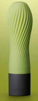 Салатовый рифленый мини-вибратор IROHA ZEN MATCHA - 12,7 см. Длина: 12.7 см. Диаметр: 3.4 см. Новинка от компании TENGA, серия вибраторов IROHA ZEN в трёх нежных весенних оттенках! Вибратор Matcha салатового цвета из невероятно мягкого и приятного на ощупь силикона с пылезащитным покрытием Iroha Soft-Touch. Плавно закрученная по всей длине, ребристая поверхность для чувственной стимуляции и несравнимых ощущений. 3 уровня интенсивности вибрации + пульсирующий режим, простое управление при помощи одной кнопки на основании игрушки. Вибратор полностью водонипроницаемый, работает от батареек. Оформлен в изящную, презентабельную коробку. Страна: Япония. Материал: силикон. Батарейки: 2 шт., тип AAA.