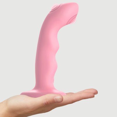 Розовая насадка-стимулятор Strap-On-Me Tapping Dildo Wave Диаметр: 3.7 см. Стимулятор Wave поразит вас своим необычным, элегантным дизайном. Его волнистая форма и изогнутый кончик с двойным касанием делают его лучшим средством для получения интенсивного удовольствия! Пульсация стимулятора удивит вас свой эффективностью. Подходит как для соло игр, так и для удовольствия с партнером. Достаточно включить пульсацию при стимуляции клитора, влагалища или ануса и увеличить интенсивность в соответствии с вашим желанием, и вы получите новые незабываемые ощущения. Одноразмерный, эргономичный, с мощной присоской, перезаряжаемый и водонепроницаемый – Wave станет вашим лучшим приобретением для незабываемых моментов. Для максимального чувственного приключения сочетайте его с одним из поясов strap-on-me. Рабочая длина - 15,3 см. Страна: Франция. Материал: силикон. Батарейки: встроенный аккумулятор.