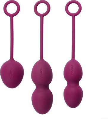 Набор фиолетовых вагинальных шариков Nova Ball со смещенным центром тяжести В этом наборе сочного фиолетового цвета есть всё необходимое для выполнения упражнений Кегеля. Три вида вагинальных шариков, отличающихся друг от друга количеством и размером звеньев, помогут вернуть мышечной стенке вагины силу и упругость. Прелесть этого набора в том, что вы можете подобрать тренажёр для ситуации здесь и сейчас. Предстоит пробежка? Можно взять одиночный шар. Работа такая, что весь день придётся провести на ногах? Тогда удобнее будут двойные шарики малого размера. Бархатистая и идеально гладкая поверхность из медицинского силикона способствует лёгкому введению стимуляторов и комфортному ношению. Длинные мягкие хвостики с колечком помогут извлечь тренажёр из лона после выполнения всех упражнений. Длина одиночного шарика - 13,5 см., диаметр - 3,6 см, вес - 49 гр. Длина малых двойных шариков - 16,2 см., диаметр - 2,8 см, вес - 95 гр. Длина больших двойных шариков - 17 см., диаметр - 3,2 см, вес - 75 гр. Страна: Китай. Материал: силикон.