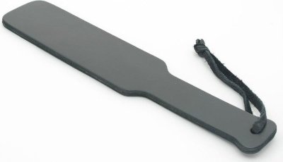 Чёрная кожаная пхопушка - 30,5 см. Длина: 3 см. Шлепалка выполнена из натуральной кожи черного цвета. Удобная ручка хорошо лежит в руке. Для удобства на рукоятке расположена петелька. Ширина - 6 см. Страна: Россия. Материал: натуральная кожа.