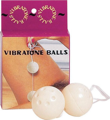 Пластиковые вагинальные шарики Диаметр: 3.5 см. Хотите управлять своим телом еще лучше, чем сейчас? После родов не чувствуете тесного контакта с пенисом партнера как раньше?В таком случае на помощь вам придут эти вагинальные шарики со смещенным центром тяжести. Вводя их внутрь себя в положении стоя и пытаясь максимально долго удержать их внутри, вы заставляете мышцы работать. Регулярные тренировки помогут многократно увеличить силу внутренних объятий. Страна: Китай. Материал: пластик.