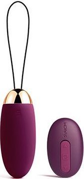 Фиолетовое виброяйцо Elva с пультом ДУ Длина: 8 см. Диаметр: 3.4 см. Элва может использоваться с и без пульта дистанционного управления. Работа изделия с помощью пульта дистанционного управления - это наиболее удобный способ использования, т.к все кнопки под рукой. Svakom использует только высококачественные моторы, поставляются от лучших производителей - мощные, тихие и имеют длительный срок службы. Звук не превышает 50 дБ, вы едва ли сможете услышать хоть что-нибудь с расстояния 1 метр. Элва имеет интеллектуальный режим SVAKOM, который имитирует частоту вибрации во всем процессе секса от прелюдии и до оргазма. Один раз нажав кнопку s , вы совершите увлекательнейшее секс-путешествие. От робкой прелюдии, сексуальной дразнящей ласки, сильного пульсирующего возбуждения игра может растянуться на несколько оргазмов, это феерический секс-опыт, который Вы захотите повторить. Играть с Элвой можно в душе, в ванне или в бассейне, где вам захочется, она полностью водонепроницаема. Элва имеет 5 различных режимов и 5 интенсивностей в каждом режиме, поэтому у вас есть 5х5+1 (интеллектуальный режим)=26 вариантов! Время зарядки - 1 час. Время работы - 2 часа. Страна: Китай. Материал: силикон. Батарейки: встроенный аккумулятор.