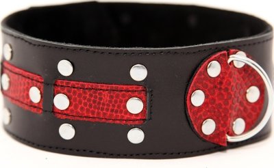 Чёрно-красный ошейник с клёпками Ошейник выполнен из натуральной кожи черного цвета, декорирован вставками из красной кожи, заклепками. Ошейник фиксируется металлическими кнопками, позволяющими подобрать нужный размер, подойдет на обхват от 31 до 36 см. Подклад из нежной кожи обеспечивает комфорт. Стильный аксессуар поможет воплотить самые смелые фантазии фантазии в реальность. Ширина ошейника - 5 см. Страна: Россия. Материал: натуральная кожа.