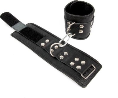 Черные кожаные наручники с заклепками с фиксацией липучками Они обязательно понадобятся вам для того, чтобы получить яркие ощущения. Без них никак не обойтись в моменты, когда вам требуется обездвижить партнера. Между собой нежные наручники скреплены карабином. Страна: Россия. Материал: искусственная кожа.