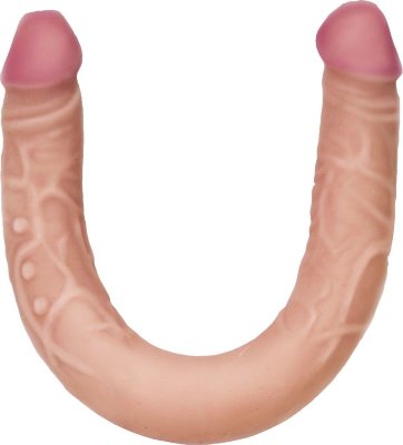 Двусторонний фаллоимитатор из киберкожи - 47 см. Длина: 47.7 см. Диаметр: 4.3 см. С этим двусторонним фаллосом вам и вашей подруге гарантировано максимальное наслаждение. Секс-игрушка выполнена из киберкожи и потому на ощупь ничуть не отличается от настоящей плоти. Пышные вены по всей длине гигантского ствола и чётко очерченные головки обещают вам обеим чувственные проникновения. Благодаря невероятной гибкости фаллоимитатор подходит для одновременного массажа обеих вагин. Страна: Россия. Материал: CyberSkin.