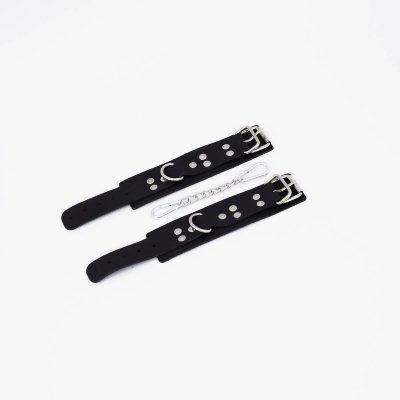 Черные кожаные наручники с регулируемыми ремешками Встречайте наручники с авторским дизайном , которые станут вашим идеальным выбором для создания особой атмосферы. Эти наручники — это гармоничное сочетание стиля, практичности и комфорта, созданное для тех, кто ценит детали и безупречное качество. Изделие выполнено из 100% натуральной кожи , которая мягко облегает, обеспечивая комфорт даже при длительном использовании. Регулируемый ремешок из натуральной кожи позволяет идеально подогнать размер под любой обхват запястья (от 19 до 27 см), гарантируя как удобство, так и безопасность использования. В комплект входит прочная соединительная цепочка с двумя надежными карабинами , которые обеспечивают стабильность и контроль. Общая длина изделия составляет 28 см , а каждая манжета имеет размеры 18,5 х 7 см , что делает их универсальными и подходящими для любого типа использования. Упаковка? Она тоже часть удовольствия! Наручники доставляются в фирменной упаковке с брендированной деревянной подложкой, которая не только защищает изделие, но и делает его идеальным подарком для особого человека… или для себя любимого(-ой). Длина манжеты - 18,5 см, ширина - 7 см. Страна: Россия. Материал: натуральная кожа.