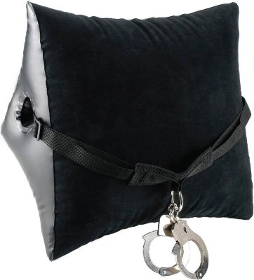 Надувной набор для фиксации Deluxe Position Master with Cuffs Пусть ваше воображение выведет вас за пределы ваших физических пределов с невероятным Deluxe Position Master with Cuffs. Этот надувной набор имеет полый центр, предназначенный для закрепления сверхпрочного нейлонового ремня, который затем соединяется с двумя сверхмощными металлическими манжетами. Как только ваш партнер согнут над клиновидной подушкой и привязан к ней, он не может двигаться или бежать, пока их руки надеты на тяжелую конструкцию кольца. Вставьте нейлоновый ремешок через Master Position, пока он спущен, затем раздуйте клин и отрегулируйте ремень, чтобы он плотно прилегал к вашему партнеру. Толстый нейлоновый ремешок имеет пластиковый зажим и пряжку, чтобы предотвратить побег партнера, а металлические манжеты оснащены быстросъемными рычагами на всякий случай, если вы потеряете ключи. Клапан с воздушным уплотнением фиксируется щелчком, и когда веселье закончится, просто сдуйте подушку. Это идеально подходит для романтических поездок, и никто не узнает, что в вашей сумке! Габариты упаковки - 34 х 24 х 9 см. Страна: Китай. Материал: винил.