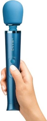 Синий жезловый мини-вибратор Le Wand c 6 режимами вибрации Длина: 25 см. Диаметр: 5 см. Люксовая уникальная версия ванд-массажеров для всего тела от премиум-марки Le Wand. В массажере соединились стиль, функциональность и комфорт использования. Большая широкая головка массажера выполнена из безопасного силикона, кнопки управления также из мягкого материала для удобства. Ванды славятся одной из самых мощных вибраций и универсальностью использования. Мини-ванд синего цвета имеет 10 скоростей интенсивности массажа и 6 запрограммированных режимов. Большая головка расположена на гибкой шее, которая позволяет использовать стимулятор для массажа различных мест с максимальным комфортом. Время зарядки - 2 часа. Время работы - 1 час. Страна: США. Материал: анодированный пластик, силикон. Батарейки: встроенный аккумулятор.