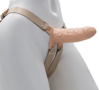 Телесный мужской парапротез MEN STYLE - 15 см. Длина: 15 см. Диаметр: 5 см. Предназначены для мужчин при начальных стадиях эректильной дисфункции. Пустотелый фаллоимитатор с прочной фиксацией на теле, наличием бандажного пояса. Материал изделия мягче, чем у парапротезов, укомплектованных резинками. Благодаря новой конструкции обеспечивается точность регулировки, быстрое надевание и снятие. Эластичность материала обновленного изделия - выше. Это новое свойство полимера способствует усилению тактильной чувствительности, улучшению эрекции при коитусе. Предусмотрена возможность закончить половой акт без парапротеза. Пряжка фастекса позволяет быстро отстегнуть парапротез во время близости и мгновенно снять его. Рабочая длина - 14 см. Страна: Россия. Материал: термопластичный эластомер (TPE).