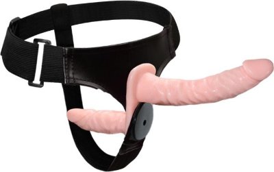 Женский страпон на эластичных ремешках с вибрацией и вагинальной пробкой - 18 см. Длина: 18 см. Диаметр: 3.5 см. Ultra Passionate Harness - страпон, разработанный специально для женщин. Он позволяет примерить на себя роль мужчины, стать обладательницей внушительного мужского достоинства. Этот страпон открывает возможность насладиться фрикциями одновременно с партнером/партнёршей – специальный вагинальный фаллоимитатор стимулирует вагину во время полового акта, и каждое движение отзывается взрывом сладострастия. Страпон оснащен вибрацией, управляемой при помощи проводного пульта. Регулируемые трусики надежно крепятся к телу с помощью удобных, эластичных ремешков. Длина вагинальной пробки - 10 см., диаметр - 3,2 см. Страна: Китай. Материал: термопластичная резина (TPR). Батарейки: 2 шт., тип AA.