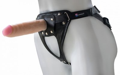 Универсальный мягкий пояс с насадкой Hard brutal BDSM-КОНСУЛ - 17 см. Длина: 17 см. Диаметр: 3.5 см. Универсальный мягкий пояс с одной насадкой. Размер пояса легко регулируется при помощи лент. Имеет насадку в виде члена. Страна: Россия. Материал: CyberSkin.
