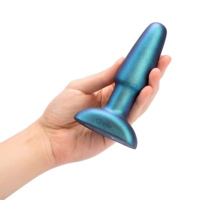 Изумрудная анальная вибропробка Rimming Plug 2 - 15 см. Длина: 15 см. Диаметр: 3.5 см. Флагманский продукт в лимитированной коллекции, посвященной 5-й годовщине компании b-Vibe, с новым великолепным сверкающим цветом, футляром для переноски в ограниченном выпуске и другими юбилейными подарками! Еще в 2016 году b-Vibe Rimming Plug 2 изменил правила игры и стал единственной секс-игрушкой на рынке, предлагая двойную вибрацию с ощущением аналингуса - с помощью вращающихся шариков. Оргазмы были настолько впечатляющими, что Refinery29 признала их одной из самых инновационных секс-игрушек десятилетия! Анальный плаг премиум-качества, который собрал в себе функции для идеальной анальной стимуляции. Выполнен из гипоаллергенного и гигиеничного шелковистого силикона, имеет надежное ограничительной основание для безопасного удовольствия. Пробка может управляться с радио-пульта, который есть в комплекте (радиус действия до 9 м), а может управляться кнопкой, расположенной в основании игрушки. Что же такого особенного в этой пробке? Один из самых чувствительных участков анальной зоны расположен в районе сфинктера. Поэтому людям доставляет такое большое удовольствие римминг. Поэтому в b-Vibe в основании расположены металлические шарики, которые имеют 6 скоростей вращения. При этом в головке плага расположен мощный мотор с 9 различными функциями - низкая, средняя и сильная вибрация, постоянная, волноообразная, пульсирующая и нарастающая вибрация, также колебательный и произвольный режимы. Моторчик в головке и вращение шариков могут работать одновременно, а могут по отдельности. Ручное управление позволяет использовать 8 режимов, которые переключаются простым нажатием на кнопку в основании плага. Пробка имеет бесконтактную зарядку от USB, когда индикатор мигает - устройство в процессе зарядки, когда огонек горит постоянно - устройство полностью заряжено. Для первой зарядки требуется 2,5 часа, обычно достаточно 1,5 часов, тогда пробка сможет проработать целых 1,5 часа! Пульт управления работает от 1 батарейки типа CR2032. Рабочая длина - 12 см. Страна: США. Материал: силикон. Батарейки: встроенный аккумулятор.