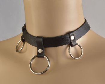 Черный чокер Соло с 3 кольцами