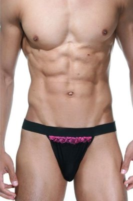 Черные трусы-танга с розовой рюшей Черные трусы-танга с розовой рюшей Черные трусы-танга для мужчин с низкой посадкой, на широкой резинке. Спереди розовая небольшая рюша. Страна: Турция. Материал: 85% полиэстер, 15% эластан.