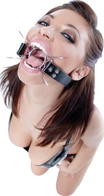 Металлический расширитель для рта на кожаном ремешке Spider Gag Что-что? Ваш рот слишком мал и не способен вместить в себя напряженный пенис? Миф! Воспользуйтесь этим кляпом с расширителями и убедитесь, что вы, как и ваш сладкий ротик, способны на многое! Партнёр примет приглашение, а еще обязательно придёт в восторг от вашей сексуальности и умений. Диаметр кольца - 3,8 см. Страна: США. Материал: металл.