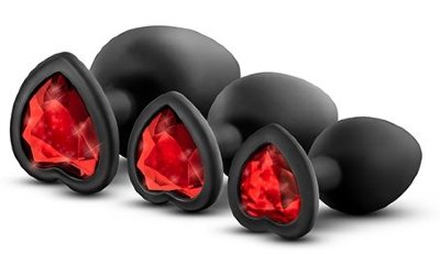 Набор черных анальных пробок с красным кристаллом-сердечком Bling Plugs Training Kit Набор анальных пробок Bling Plugs Training Kit: конической формы для лёгкого и безопасного проникновения. Длина малой пробки - 7,6 см., диаметр - 2,5 см. Длина средней пробки - 8,3 см., диаметр - 3,6 см. Длина большой пробки - 9,5 см., диаметр - 4,4 см. Страна: Китай. Материал: силикон.