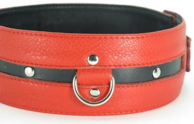 Черно-красный кожаный ошейник увеличенного размера Ошейник выполнен из натуральной кожи красного цвета, декорирован вставкой из черной кожи, заклепками и тремя металлическими полукольцами. Ремень позволяет выбрать нужный размер, подойдет на обхват от 44 до 55 см. Металлическая пряжка надежно фиксирует, подклад из нежной кожи обеспечивает комфорт. Стильный аксессуар поможет воплотить эротические фантазии в реальность. Ширина - 5 см. Страна: Россия. Материал: натуральная кожа.
