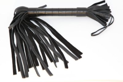 Короткая чёрная плетка из натуральной кожи Длина: 45 см. Аккуратная черная плетка, изготовленная из натуральной кожи. Имеет жесткую ручку, также покрытую кожей. Имеется петля для удобного использования плети. Плеть разогреет страсть в любой БДСМ игре. Длина ручки - 18 см. Длина хлыстов - 27 см. Страна: Россия. Материал: натуральная кожа.