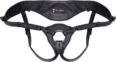 Черные трусики для страпона из патентованной кожи Комфортные мягкие трусики-джоки из патентованной кожи черного цвета. Попка открыта, широкий пояс и прочное металлическое колечко надежно зафиксируют фаллос. Диаметр кольца - 4,5 см. Страна: США. Материал: искусственная кожа.