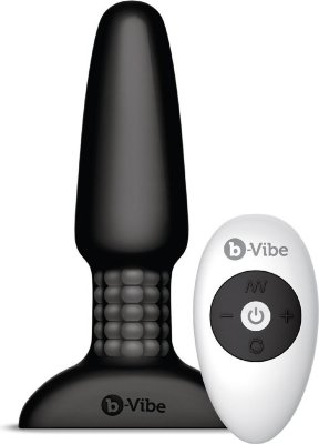 Чёрная вибровтулка с ротацией шариков RIMMING REMOTE CONTROL PLUG BLACK - 15,2 см. Длина: 15.2 см. Диаметр: 3.8 см. b-Vibe Rimming Plug — первая в мире анальная пробка, имитирующая римминг (ануслинг) — стимуляцию анальной зоны языком и губами. Встроенные в её основание вращающиеся бусины воздействуют на сфинктер, что вкупе с мощными вибрациями от встроенного в верхнюю часть моторчика позволяет достигать непередаваемо насыщенных сексуальных ощущений как женщине, так и мужчине. Пробка выполнена из великолепного медицинского силикона и имеет безупречное качество. Работает от встроенного аккумулятора, может управляться непосредственно или с помощью дистанционного пульта (дальность действия - 9 метров). Два мощных и тихих моторчика: один отвечает за вибрацию (расположен в верхней части), второй — за вращение бусин. 9 режимов работы: 4 уровня интенсивности (вибрация + вращение бусин) и 5 прерывистых режимов. Рабочая длина - 12 см. Время зарядки - 1,5 часа. Время работы - 1,5 часа. При управлении с пульта - нажмите кнопку на самой пробке, когда индикатор замигает, нажмите на кнопку включения на пульте, чтобы устройства синхронизировались. После этого используйте + и - для регулировки интенсивности функций. Если хотите сменить функцию моторчика в головке - нажимайте верхнюю кнопку, если скорость шариков в основании - нижнюю кнопку. Чтобы отключить вибрацию головки - зажмите на 3 секунды верхнюю кнопку, чтобы отключить римминг-функцию - зажмите на 3 секунды нижнюю кнопку. Чтобы полностью выключить пульт - задержите на 3 секунды кнопку включения, чтобы полностью выключить плаг - зажмите кнопку на нем на 3 секунды. Ручное управление позволяет использовать 8 режимов, которые переключаются простым нажатием на кнопку в основании плага. Страна: США. Материал: силикон. Батарейки: встроенный аккумулятор.