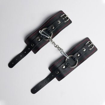 Черные кожаные наручники с красной строчкой