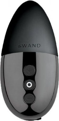 Чёрный утяжеленный премиум-вибратор Le Wand Point Длина: 9.6 см. Познайте новые высоты удовольствия с Le Wand Point - миниатюрным эргономичным вибратором, который обеспечит незабываемый опыт мастурбации без особой помощи рук. Эта игрушка любит, когда ты ленивая девочка! Le Wand Point выполнен из безопасного для тела силикона и представляет собой перезаряжаемую игрушку, которая заряжается через USB-порт и оснащена интуитивно понятными элементами управления для плавной и удобной стимуляции (3 кнопки). Эта игрушка полностью охватывает самые чувствительные зоны, словно вибрирующая ладонь лучшего любовника - большая площадь стимуляции дарит небывалые ощущения. Утяжеленный корпус помогает гаджету прижиматься к вашему телу для максимального удовольствия без помощи рук. 15 режимов вибрации и 6 уровней интенсивности. Возможность погружать игрушку на 30 минут под воду. Очень тихий мотор и блокировка от случайного включения. Ширина - 4,7 см. Страна: США. Материал: металл, силикон. Батарейки: встроенный аккумулятор.