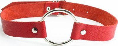 Красный кожаный кляп с кольцом Кляп выполнен из натуральной кожи высокого качества красного цвета. Кольцо из прочного метала закреплено ремнями. Размер регулируется пряжкой сзади, подойдет на обхват от 33 до 50 см. Надежный кляп для БДСМ игры. Диаметр кольца - 4,5 см. Ширина ремней - 2 см. Страна: Россия. Материал: натуральная кожа.