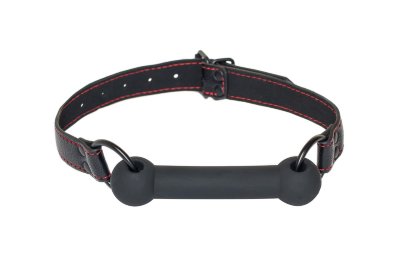 Черный кляп-трензель Infatuation Длина: 63.5 см. Вы господин – заставь свою рабыню молчать, делай с ней все, что пожелаешь, свои самые потайные желания, все, пока она не может говорить. Он дарит беспомощность, заставляет сердце биться сильнее. Это лишь элемент роли, который не несет серьезных физических ограничений. Это вариант для психологического унижения. Идеальное переживание для новичков. Любая бондаж сессия не будет доведена до логического конца, если у вас не будет под рукой этого замечательного кляпа. Ширина ремней - 2,5 см. Страна: Китай. Материал: силикон.