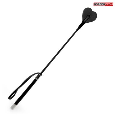 Черный стек с наконечником-сердечком - 54 см. Длина: 54 см. Оригинальный стек для любителей БДСМ-развлечений. Идеально подходит для разогрева перед интимной близостью, а также в качестве элемента в ролевой игре. Раздваивающаяся рабочая поверхность в виде сердечка обеспечивает характерный звук шлепка. Ручка имеет текстильную оплётку. Рукоять снабжена широкой петлёй. Изделие просто в применении, не требует сложного ухода. Страна: Китай. Материал: искусственная кожа.