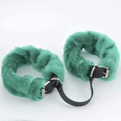 Черные кожаные оковы со съемной зеленой опушкой Оковы изготовлены из натуральной кожи и декорированы съемным искусственным мехом. Страна: Россия. Материал: мех, натуральная кожа, металл.