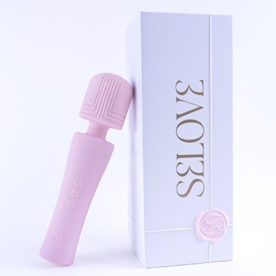 Розовый wand-вибратор Selove PulseWand - 20,3 см. Длина: 20.3 см. Диаметр: 4.8 см. Компактный, но мощный PulseWand создаёт глубокие, ритмичные вибрации, позволяя полностью сосредоточиться на ощущениях без лишних усилий. Мягкая текстурированная головка обеспечивает точную и комфортную стимуляцию именно там, где это нужно. Выбирайте из 5 режимов глубокой вибрации и 4 уровней интенсивности, легко управляя настройками с помощью одной кнопки. От лёгкого дразнящего ритма до интенсивной стимуляции — PulseWand подстраивается под ваше настроение и желания. Устройство запоминает последний выбранный режим, позволяя сразу вернуться к любимым настройкам. Лёгкий и интуитивно понятный в управлении, PulseWand создан для чистого, непрерывного удовольствия без отвлекающих факторов. Страна: Китай. Материал: силикон. Батарейки: встроенный аккумулятор.