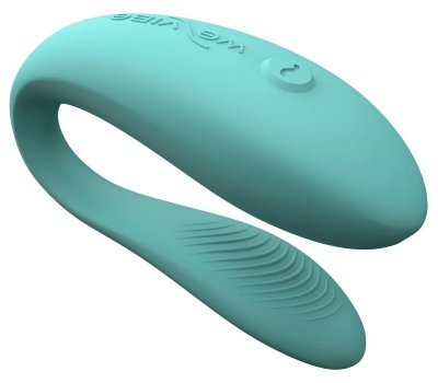 Мятный вибратор для пар We-Vibe Sync Lite We-Vibe Sync Lite создан специально для пар, которые ищут новый способ вывести близость с партнером на новый уровень. Благодаря плавному и интуитивно понятному дизайну С-образной формы Sync Lite подойдет для новичков в мире секс-игрушек. Вместе с покупкой устройства предлагаем вам установить приложение We-Vibe, которое поможет настроить вибратор на режим комфортный для вас и вашего партнера. А также контролировать скорость, интенсивность и даже создать свой уникальный рисунок вибрации. Удобный и простой в использовании. Sync Lite размещается на теле удобно и надежно. Поэтому вы сможете расслабится и наслаждаться процессом без какого-либо дискомфорта и неловкости. Водонепроницаемый. Вибратор подойдёт для использования в душе, ванной или бассейне. Емкий аккумулятор. Sync Lite может работать до 45 минут без подзарядки, при полной батарее. Страна: Китай. Материал: силикон. Батарейки: встроенный аккумулятор.