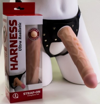 Насадка-фаллос в комплекте с трусиками Harness - 21,6 см. Длина: 21.6 см. Диаметр: 4.5 см. Комфортный в использовании универсальный сексуальный набор из кожаных трусиков с плугом и соблазнительного фаллоимитатора в виде возбужденного члена. Насадку можно использовать как самостоятельную секс-игрушку, так и насадив на плуг. Фаллос изготовлен из бархатистого и очень приятного на ощупь материала, имитирующего натуральную человеческую кожу. Эта игрушка принесет массу удовольствия обоим участникам сексуальной игры. Страна: Россия. Материал: неоскин.