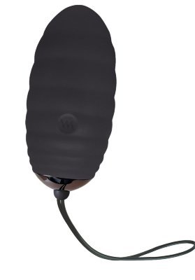 Черное виброяйцо с пультом ДУ Ocean Breeze 2.0 + LRS Длина: 7.5 см. Диаметр: 3.4 см. Беспроводное виброяйцо Ocean Breeze 2.0 нового поколения с пультом дистанционного управления. Вне всяких сомнений, такая игрушка подойдет как для соло игры, так и для прелюдии в паре. Простой и удобный пульт управления имеет три кнопки - одна включает и выключает виброяйцо, вторая и третья - для изменения режимов вибрации. Виброяйцо Ocean Breeze 2.0 имеет один двигатель, который стал ещё мощнее. Игрушка изготовлена из ABS пластика и покрыта снаружи медицинским силиконом. Медицинский силикон безопасен для здоровья женщины, не имеет в своем составе фталатов, не вызывает раздражения и аллергии. Игрушка отлично подходит для игр в одиночку или с партнером. Эргономичное, компактное, надёжное и очень мощное виброяйцо Ocean Breeze 2.0 подарит Вам море удовольствия и сотни умопомрачительных оргазмов! Adrien Lastic рекомендует использовать смазки на водной основе для легкого и гладкого введения всех силиконовых изделий. Не используйте силиконовые смазки, масла или крема с содержанием силикона, так как они могут разрушить материал изделия, ограничивая его эксплуатационные качества и период пользования. Страна: Китай. Материал: силикон. Батарейки: встроенный аккумулятор.