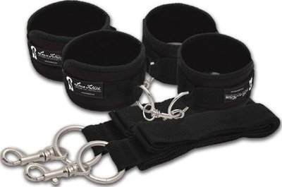 Две пары черных наручников, крепящиеся к матрасу Превратите свою кровать в идеальное место для БДСМ игр с помощью этого цельного фиксатора. Имея четыре мягких плюшевых регулируемых ремешка, этот аксессуар можно использовать для комфортного удержания вашего партнера, одновременно подвергая воздействию его эрогенные зоны, чтобы приятно соблазнять и дразнить. Classic Bed Spreader полностью регулируется, чтобы соответствовать большинству размеров кроватей. В комплект входят четыре регулируемые манжеты из неопрена, ремни и четыре ремня, которые соединяются с центральной лентой, которую можно использовать на кроватях любого размера. На каждом ремешке есть манжета, прикрепленная к уплотнительному кольцу с поворотным зажимом, чтобы зафиксированному партнеру было удобно, и он мог надежно находиться в широко раскрытом положении. Установить этот комплект очень легко, а когда время игры закончится, вы можете незаметно спрятать манжеты под матрас до следующего сеанса БДСМ-приключений. Страна: США. Материал: 100% полиэстер.