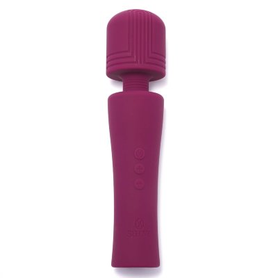 Фиолетовый wand-вибратор Selove PulseWand - 20,3 см. Длина: 20.3 см. Диаметр: 4.8 см. Компактный, но мощный PulseWand создаёт глубокие, ритмичные вибрации, позволяя полностью сосредоточиться на ощущениях без лишних усилий. Мягкая текстурированная головка обеспечивает точную и комфортную стимуляцию именно там, где это нужно. Выбирайте из 5 режимов глубокой вибрации и 4 уровней интенсивности, легко управляя настройками с помощью одной кнопки. От лёгкого дразнящего ритма до интенсивной стимуляции — PulseWand подстраивается под ваше настроение и желания. Устройство запоминает последний выбранный режим, позволяя сразу вернуться к любимым настройкам. Лёгкий и интуитивно понятный в управлении, PulseWand создан для чистого, непрерывного удовольствия без отвлекающих факторов. Страна: Китай. Материал: силикон. Батарейки: встроенный аккумулятор.