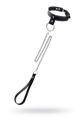 Черный узкий однослойный ошейник с серебристым поводком-цепочкой Узкий однослойный кожаный ошейник производства Pecado BDSM с металлическим поводком может стать отличным дополнением в БДСМ-образ. Ошейник может выполнять не только свою первичную функцию — без поводка аксессуар послужит своеобразным украшением и добавит пикантности в образ. Поводок в виде цепочки имеет ручку-петельку для удобства хозяина и крепится надежным стальным карабином к кольцу на ошейнике. Легко отстегивается и превращает ошейник в чокер, который легко вписать в любой образ. К металлическому кольцу также можно присоединить и другие аксессуары при помощи карабинов. Благодаря универсальному размеру ошейник может использоваться как женщинами, так и мужчинами – размер легко регулируется с помощью металлической пряжки, органично вписывающейся в общий стиль. Длина ошейника - 38 см, ширина - 3 см. Длина поводка - 80 см. Страна: Россия. Материал: натуральная кожа, металл.