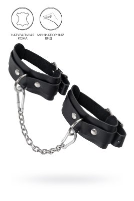 Черные мини-оковы со скруглёнными углами В поисках прочных оков для миниатюрных щиколоток? Тогда обратите внимание на эту модель от российского производителя Pecado. Они идеально созданы для обладательниц узких ножек. С ним вы легко зафиксируете и обездвижите сабмиссива. Каждая деталь аксессуара изготовлена с огромным трепетом вручную. Материал оков мягкий, прочный, не оставляет следов на теле. Крепкие люверсы на каждом ремешке и замок помогают легко расстёгивать и застегивать девайс. Манжеты оков соединяются между собой короткой, металлической цепью. Отлично подходят и неопытным парам, и знатокам БДСМ-культуры. Погрузитесь в мир пикантных удовольствий! Вместе с Pecado. Длина манжет – 15 см. Ширина ремешка – 4 см. Длина сцепки – 19 см. Страна: Россия. Материал: натуральная кожа, металл.