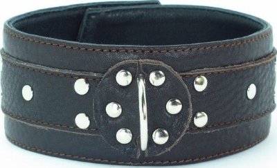 Широкий черный ошейник из мягкой кожи Ошейник выполнен из качественной натуральной коричневой кожи, мягкий и комфортный в использовании. Впереди находится сварное полукольцо. Аксессуар декорирован металлическими заклепками, фиксируется ремнем сзади, удобно регулируется длина, подойдет на обхват от 30 до 38 см. Стильный аксессуар поможет воплотить эротические фантазии в реальность. Ширина - 5 см. Страна: Россия. Материал: натуральная кожа.