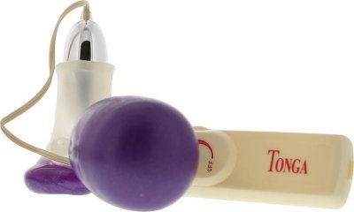 Вакуумный стимулятор клитора Vibrating Clit Massager Длина: 9.2 см. Эта секс-игрушка – и источник наслаждения, и настоящий тренажер для клитора! Достаточно наложить помпу на этот чувственный участок, грушей создать вакуум, а затем включить вибрацию. Комфортный именно здесь и сейчас уровень вибрации можно выбрать при помощи выносного пульта управления. Конечно же, всё это приведёт к яркому оргазму. Частое использование вибропомпы усиливает чувствительность клитора, а значит, способствует более быстрому наступлению сексуальной разрядки во время близости с партнером. Работает от двух батареек типа АА. Ширина - 4 см. Страна: Китай. Материал: поливинилхлорид (ПВХ, PVC). Батарейки: 2 шт., тип AA.