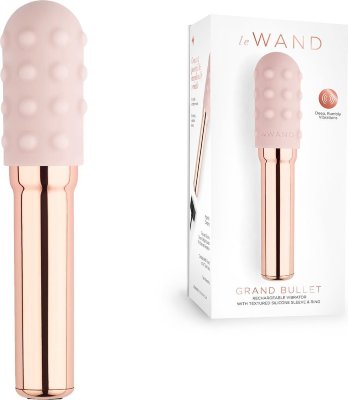 Пудровый жезловый вибратор Le Wand Grand Bullet с двумя нежными насадками Длина: 12.4 см. Диаметр: 2.7 см. Le Wand Grand Bullet - это увеличенная версия мини-пули от Le Wand. Для тех, кто хочет еще больше и сильнее, потому что Grand Bullet на 40% мощнее, чем его меньший аналог и подходит для продвинутых любителей игрушек, которые знают что нужно их телу. 11 режимов вибрации и 4 уровня интенсивности докажут вам, что здесь размер не имеет значения. Элегантный и простой в использовании гаджет легко управляется одним нажатием в нижней части корпуса - уровни и режимы вибрации управляются одной кнопкой. Также он полностью выполнен из безопасного металла, поэтому вы можете погружать его в воду до 30 минут. Поставляется в комплекте с двумя съемными текстурированными силиконовыми насадками, которые усилят ваши ощущения и позволят использовать пулю для внешней и внутренней стимуляции. Заряжается с помощью магнитной зарядки - Просто подключите USB-разъем к вашему компьютеру или зарядному устройству и закрепите магнитную головку на пульке. Полная зарядка даст вам 1 час игры. В наборе есть бархатная сумочка, которая позволяет взять игрушку с собой и сделать ее забавной частью того, что вы носите в сумке каждый день. Очень тихий мотор и возможность заблокировать игрушку в путешествии. Страна: США. Материал: металл, силикон. Батарейки: встроенный аккумулятор.
