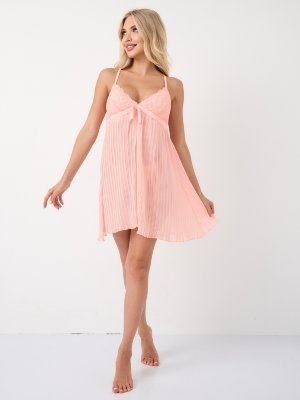 Нежная плиссированная сорочка бэби-долл Нежная плиссированная сорочка бэби-долл Классическая сорочка babydoll, плиссированная, из шифона, с трусиками-стринг, отрезная под грудью, чашки плотные, украшены кружевом, бретели регулируемые, спинка украшена кружевной вставкой. В комплекте: сорочка, трусики-стринги. Страна: Китай. Материал: 100% полиэстер.