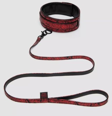 Стильный ошейник с поводком Reversible Faux Leather Collar and Lead Приглашаем вас открыть для себя чувственный опыт героев известной трилогии вместе с уникальной коллекцией секс-игрушек, созданной по мотивам культового произведения с одобрения самой Э.Л.Джеймс. Ведите или будьте ведомым в вашей сексуальной игре наполненной страстью и чувственностью вместе с шикарным двухсторонним БДСМ ошейником на поводке. Длина поводка - 100 см. Страна: Китай. Материал: искусственная кожа.