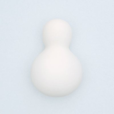 Белый вибратор Iroha Yukidaruma Длина: 8.5 см. Диаметр: 3.8 см. Стимуляция с помощью нежного зажатия эрогенных зон (сосок, клитор и др.). Материал, из которого выполнен стимулятор, невероятно приятен и мягок на ощупь. TENGA разработали уникальный материал, не имеющий аналогов в мире, не использовавшийся никогда ранее: мягкий, шелковистый, воздушный силикон, обработан пылеотталкивающим составом. Водонепроницаемая поверхность дает возможность использовать в душе, ванне, бассейне. Размер, позволяющий удобно располагать стимулятор на ладони. Бесшумный, мощный моторчик позволяет легко выбрать комфортную для вас интенсивность. 2 режима пульсации и 3 уровня вибрации. Очень простое управление - вы можете легко менять режимы с помощью всего двух кнопок. Заряжается на специальной зарядной базе, являющейся одновременно кейсом для хранения, с удобным USB разъемом. Страна: Япония. Материал: силикон. Батарейки: встроенный аккумулятор.